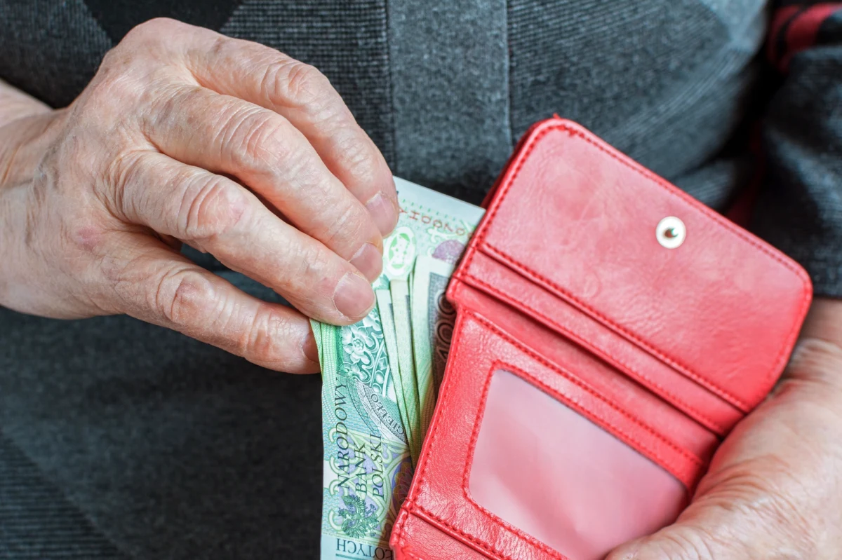 20 tysięcy złotych przekazała nieznajomemu 85-latka z Nowego Targu, która uwierzyła w opowieść oszusta o wypadku drogowym. Nie straciła pieniędzy dzięki czujności sąsiadki, która zmusiła mężczyznę do oddania całej kwoty.

