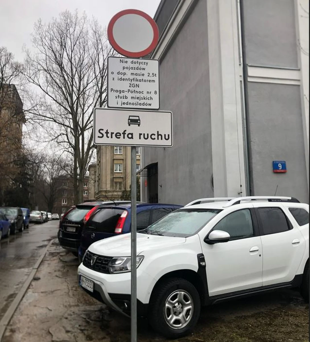 Mieszkańcy tzw. Pragi II i III, czyli okolic placu Hallera skarżą się na zastawione obcymi autami podwórka. Do nielegalnego parkowania dochodzi odkąd rozszerzono Strefę Płatnego Parkowania Niestrzeżonego. Podobny problem mieli także mieszkańcy Śródmieścia i Woli.



