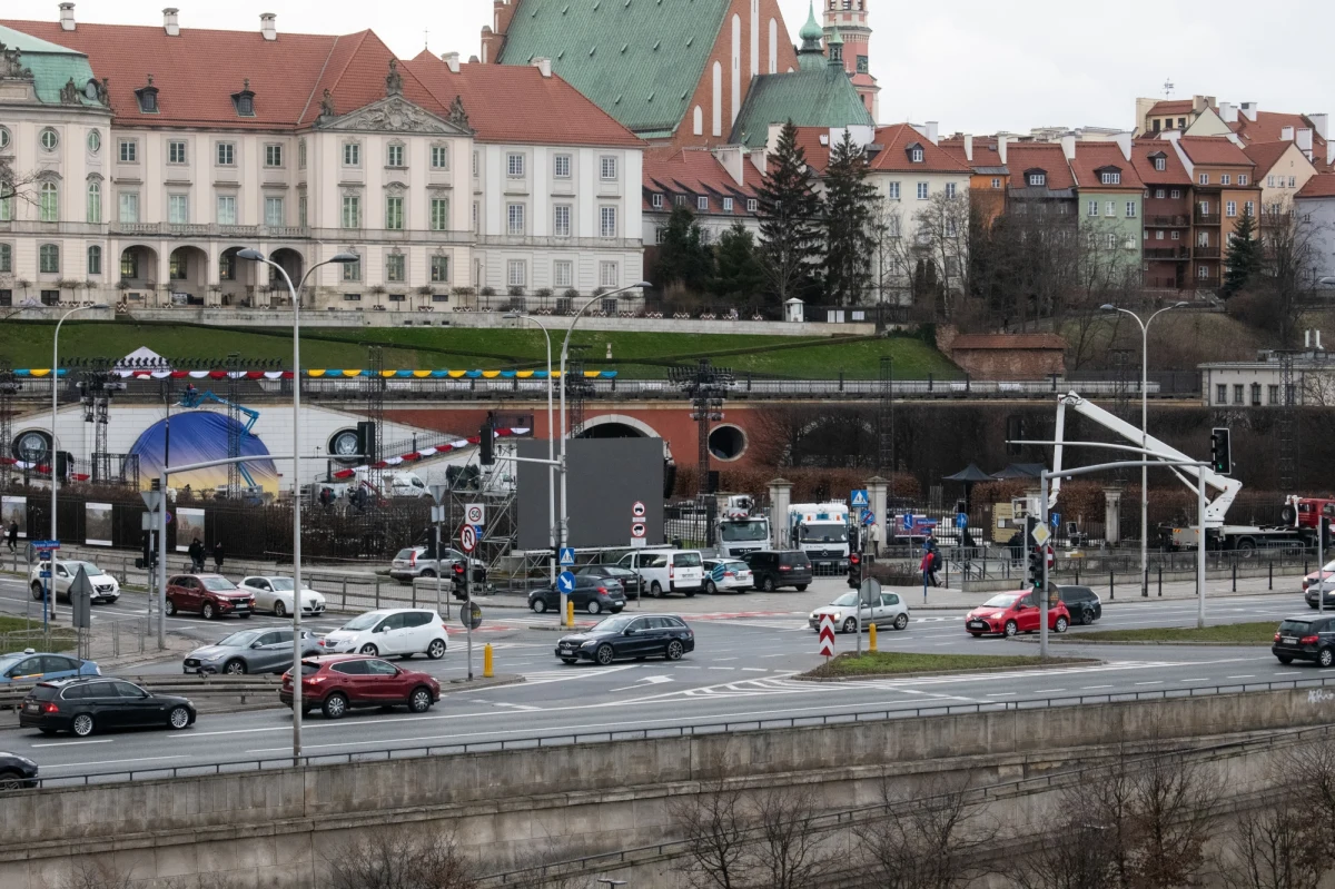Słowa wsparcia i przekazanie Ukrainie kolejnego uzbrojenia - te dwie odpowiedzi najczęściej wskazywali w sondażu United Surveys dla „Dziennika Gazety Prawnej” i RMF FM respondenci pytani o to, czego spodziewają się po wizycie Joe Bidena w Warszawie. Prezydent USA spotka się dziś z prezydentem Andrzejem Dudą. Po południu w Arkadach Kubickiego w ogrodach Zamku Królewskiego wygłosi przemówienie do narodu polskiego. 