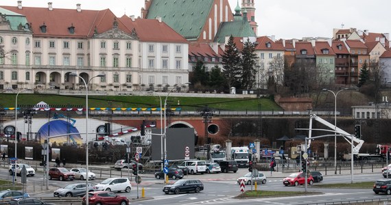 Słowa wsparcia i przekazanie Ukrainie kolejnego uzbrojenia - te dwie odpowiedzi najczęściej wskazywali w sondażu United Surveys dla „Dziennika Gazety Prawnej” i RMF FM respondenci pytani o to, czego spodziewają się po wizycie Joe Bidena w Warszawie. Prezydent USA spotka się dziś z prezydentem Andrzejem Dudą. Po południu w Arkadach Kubickiego w ogrodach Zamku Królewskiego wygłosi przemówienie do narodu polskiego. 