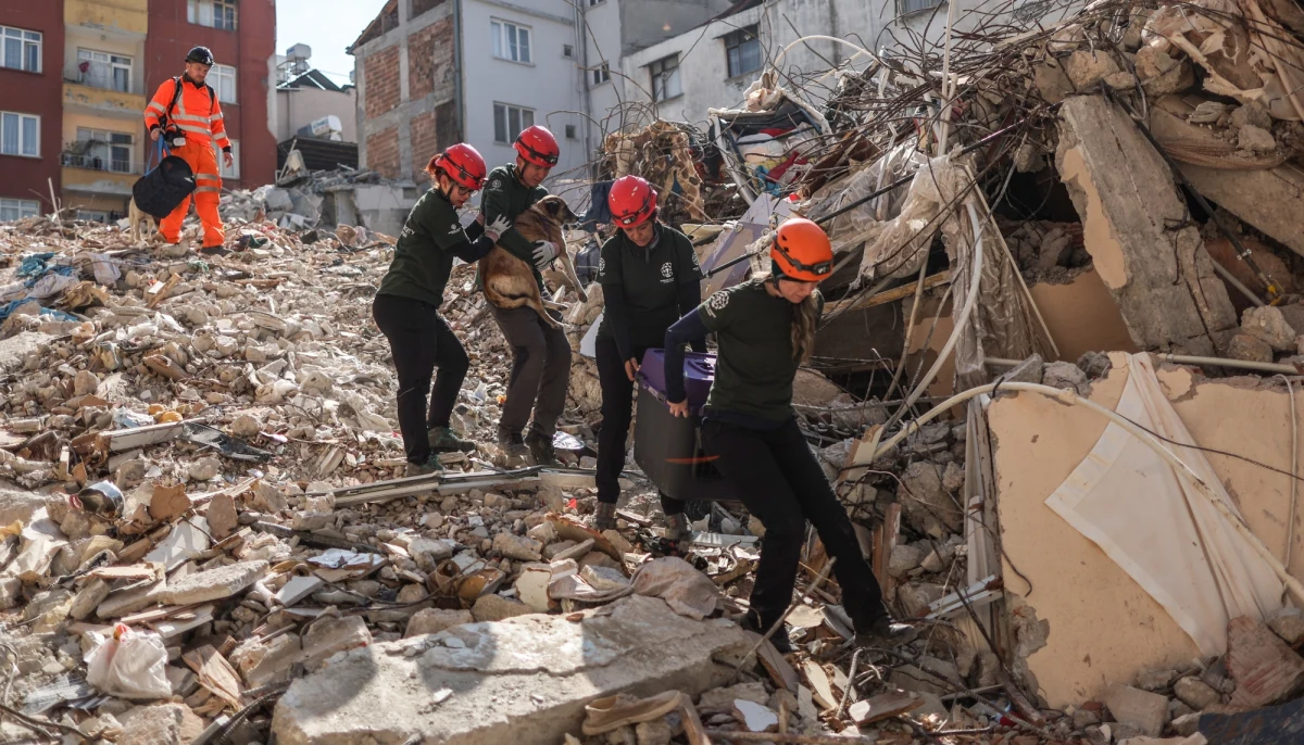 Trzęsienie ziemi o magnitudzie 6,4 nawiedziło znowu pogranicze Turcji i Syrii - poinformowało Europejsko-Śródziemnomorskie Centrum Sejsmologiczne. Chwilę potem zarejestrowano kolejne wstrząsy. Pojawiły się pierwsze doniesienia o kilku ofiarach śmiertelnych. Zaledwie dwa tygodnie temu w tym samym regionie doszło do katastrofalnego trzęsienia, w którym zginęło kilkadziesiąt tysięcy osób.