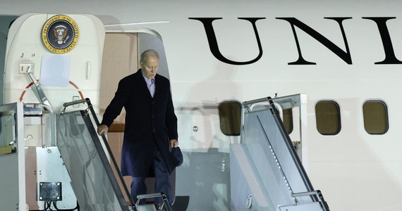 Prezydent USA Joe Biden jest już w Polsce. Po wizycie w Kijowie, wieczorem Biden dotarł pociągiem do Przemyśla, a następnie z Rzeszowa-Jasionki odleciał do Warszawy. Air Force One wylądował w stolicy po godzinie 23.