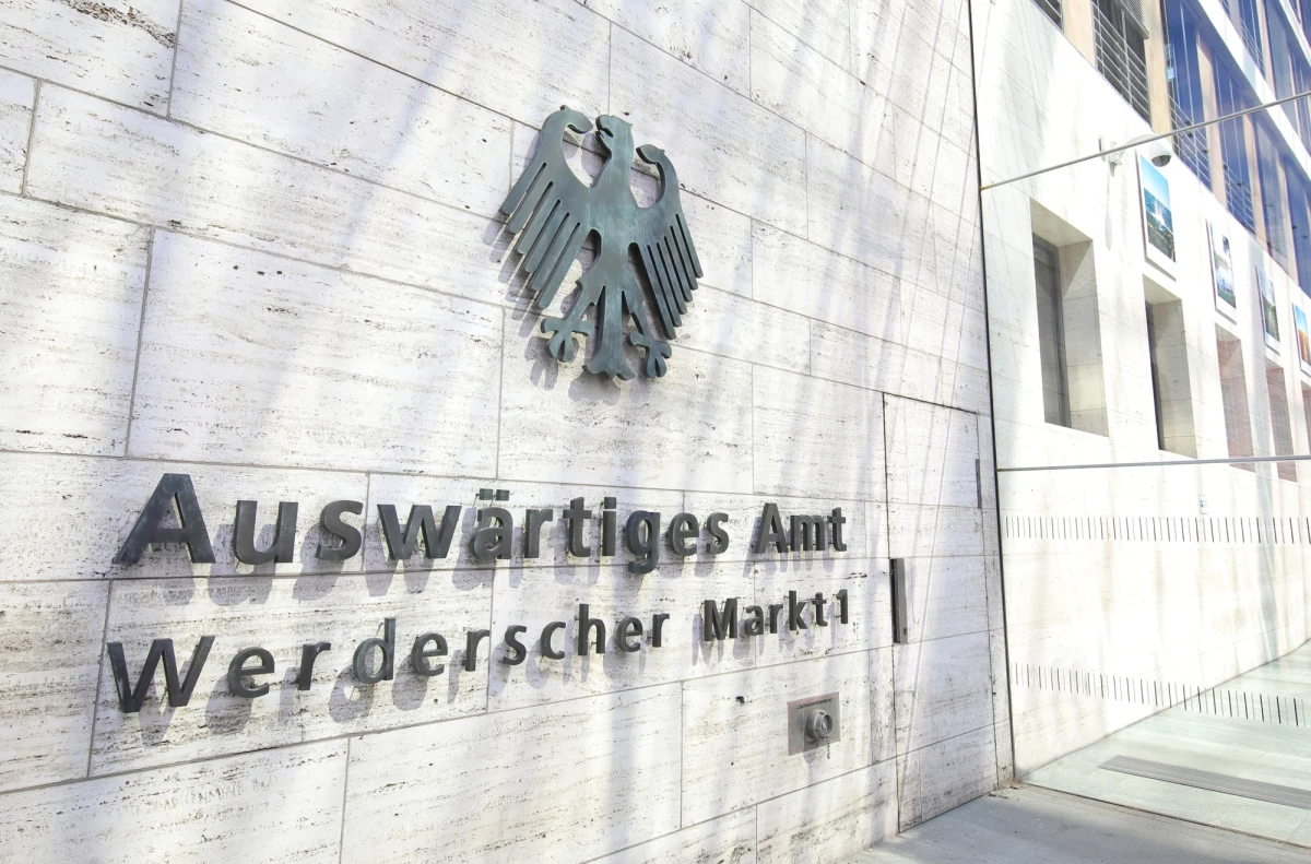 ​Ministerstwo Spraw Zagranicznych Republiki Federalnej Niemiec zaleciło w poniedziałek swoim obywatelom powstrzymanie się od podróży do Rosji w dniach 20-26 lutego. Dotyczy to zwłaszcza podróży do rosyjskich miast położonych blisko granicy z Ukrainą.