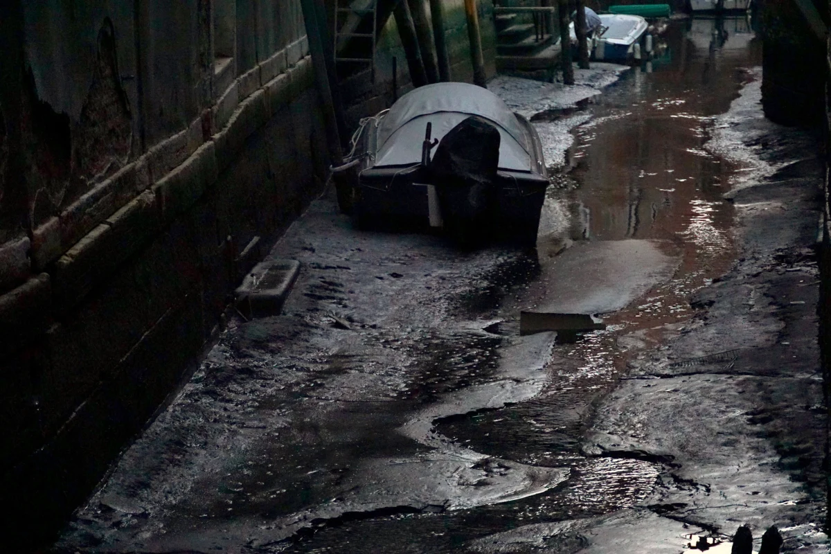 Gondolierzy nie mogą poruszać się po niektórych kanałach Wenecji. To pokłosie bardzo niskiego poziomu wód w mieście. Po powodziach to kolejny problem, z jakim mierzy się miasto odwiedzane rocznie przez miliony turystów.