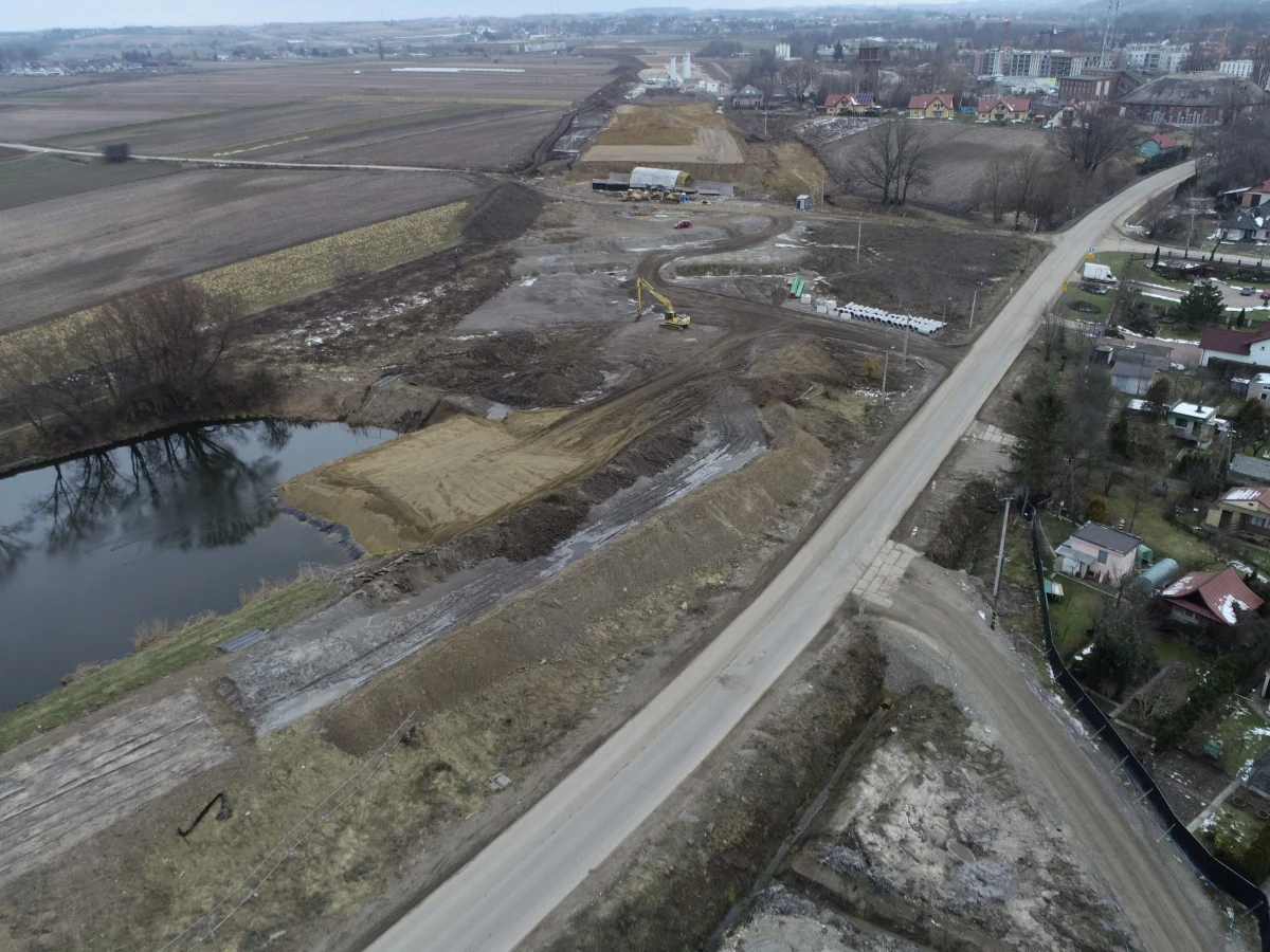 Od środy, 22 lutego zmieni się organizacja ruchu na ul. Morcinka w rejonie zbiornika wodnego Zesławice. Zamknięty dla ruchu pieszego i samochodowego będzie pas w kierunku ul. Mistrzejowickiej. Wprowadzony zostanie ruch wahadłowy sterowany sygnalizacją świetlną. 