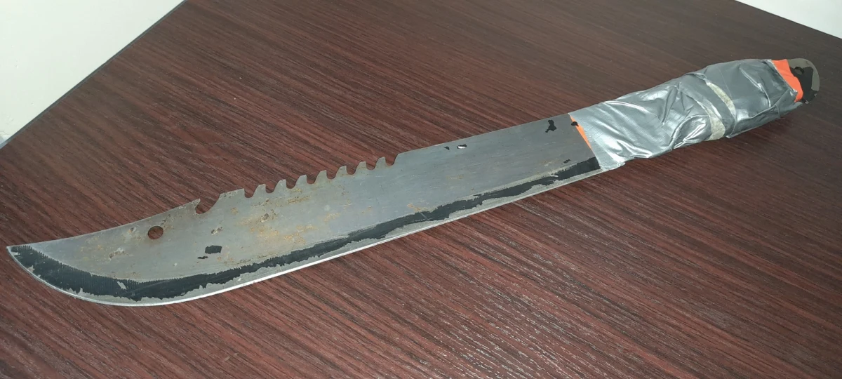 Policjanci zatrzymali mężczyznę, który na jednym z osiedli w Oświęcimiu maczetą groził nastolatkom. Agresor został błyskawicznie zatrzymany. Był pijany.

