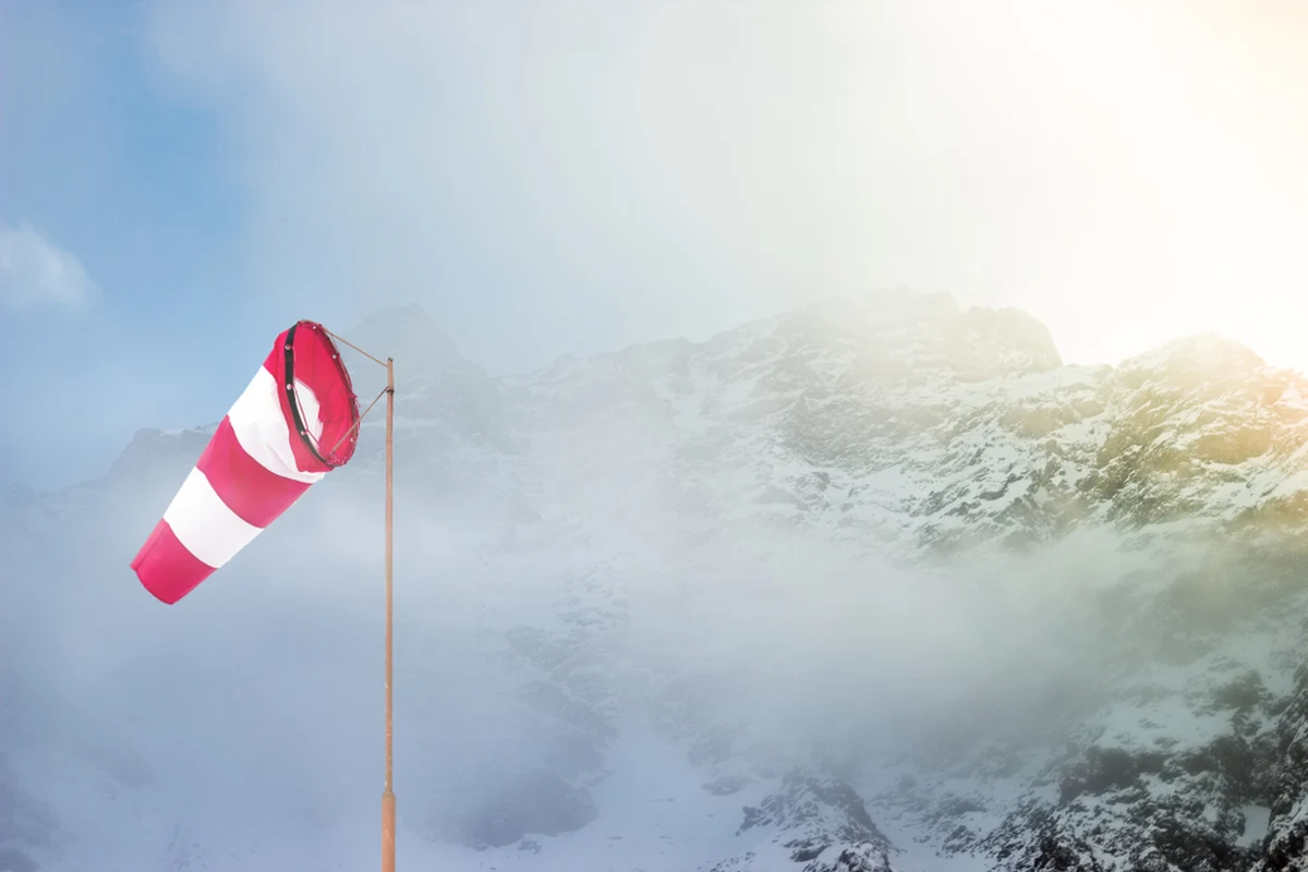 Silny wiatr daje się we znaki mieszkańcom i turystom na Podhalu. Na Kasprowym Wierchu jego porywy w nocy przekraczały 100 kilometrów na godzinę. Część mieszkańców pozbawionych jest prądu, a strażacy kilka razy wyjeżdżali do powalonych drzew. 