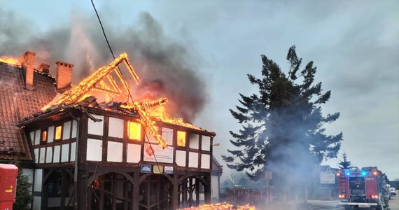 Strażakom udało się już opanować pożar domu podcieniowego z początku XIX wieku w Krzywym Kole na Żuławach. "Na szczęście nikt nie zginął, ale straty są ogromne" - napisał na swojej stronie Caritas Archidiecezji Gdańskiej, do którego należy budynek.