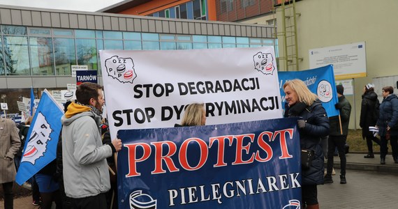 Kilkaset pielęgniarek i położnych z całego kraju zjechało dziś do Tarnowa w Małopolsce. Jak mówią, chcą zaprotestować przeciwko degradacji stanowisk, dyskryminacji i omijaniu ustawy o najniższych wynagrodzeniach.