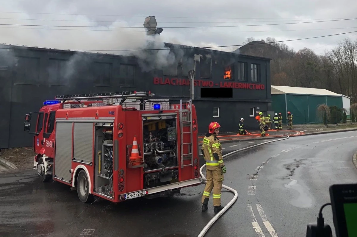 Sześć zastępów strażaków brało udział w gaszeniu pożaru, który wybuchł we wtorek w zakładzie blacharsko-lakierniczym w Rybniku. Nikomu nic się nie stało, pracownicy w porę opuścili budynek – przekazała straż pożarna.