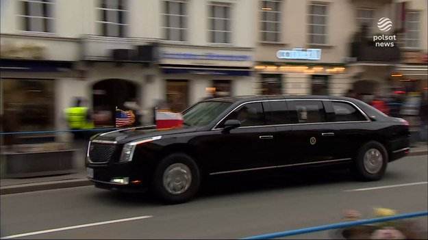 Joe Biden oficjalnie rozpoczął wizytę w Polsce. Pierwszym punktem programu jest rozmowa z Andrzejem Dudą w Pałacu Prezydenckim, dokąd amerykański przywódca udał się w jednej z "Bestii", jak nazywane są limuzyny przewożące prezydentów Stanów Zjednoczonych.