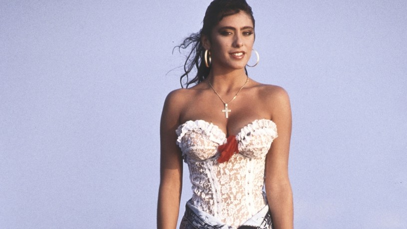 Sabrina Salerno w latach 80. swoim przebojem "Boys (Summertime Love)" dosłownie podbiła Europę. Kontrowersyjny klip i uwodzicielski wizerunek uczyniły z niej ikonę tamtych czasów. Dziś, 54-letnia wokalistka i modelka nadal wygląda wyjątkowo.