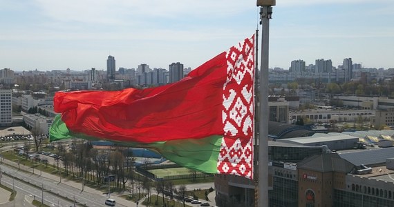 Niższa izba białoruskiego parlamentu uchwaliła zmiany w kodeksie karnym, które obejmują m.in. możliwość karania śmiercią za zdradę stanu oraz odpowiedzialność karną za "dyskredytację armii" - podobny przepis obowiązuje w Rosji. Ustawa wymaga jeszcze akceptacji wyższej izby i podpisu Alaksandra Łukaszenki.