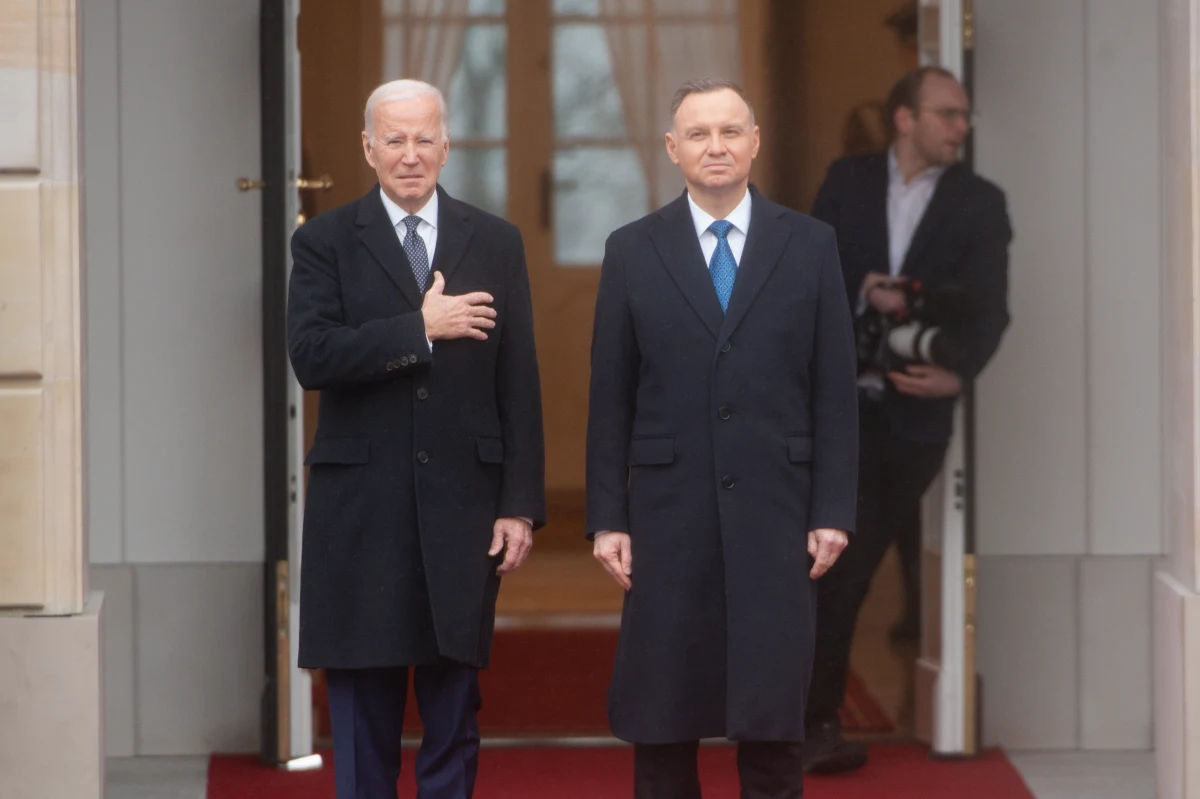 "Dziękuję Polsce i Polakom za pomoc Ukrainie; to, co zrobiliście, było naprawdę niezwykłe" - powiedział prezydent USA Joe Biden podczas spotkania z prezydentem Andrzejem Dudą. Podkreślił, że "żelazne zobowiązanie" USA i partnerów do wspierania Ukrainy przetrwa.