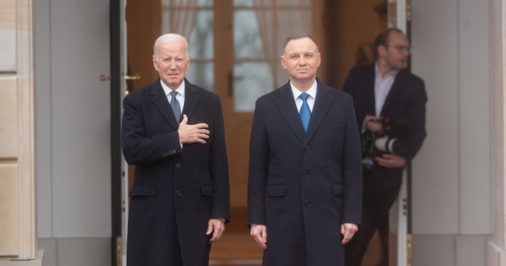 "Dziękuję Polsce i Polakom za pomoc Ukrainie; to, co zrobiliście, było naprawdę niezwykłe" - powiedział prezydent USA Joe Biden podczas spotkania z prezydentem Andrzejem Dudą. Podkreślił, że "żelazne zobowiązanie" USA i partnerów do wspierania Ukrainy przetrwa.