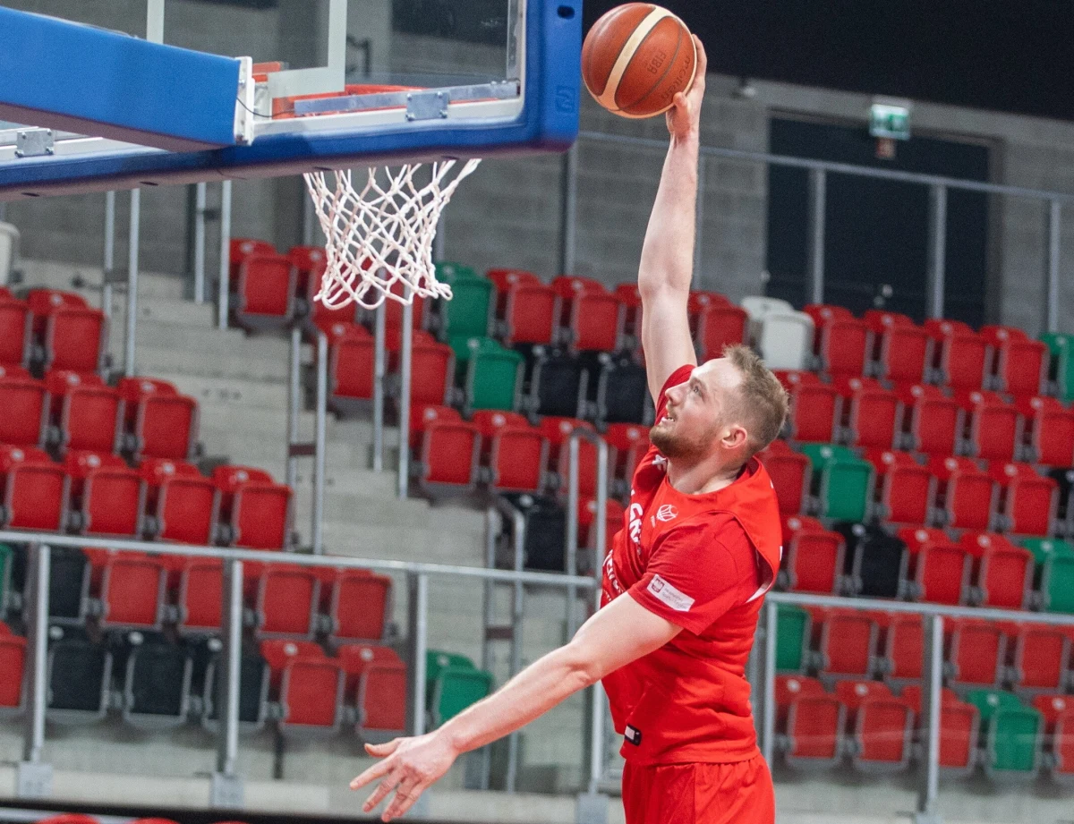 "Przygotujemy specjalne rozwiązania na tą okoliczność i będziemy gotowi" - powiedział Aleksander Dziewa o zbliżającym się meczu w ramach eliminacji mistrzostw Europy w koszykówce. Sportowiec rozmawiał z Wojciechem Marczykiem z redakcji sportowej RMF FM. Polscy koszykarze w czwartek rozegrają kolejne spotkanie eliminacji mistrzostw Europy. Biało-czerwoni grają w eliminacjach, choć są współgospodarzami turnieju i są pewni awansu na Euro basket. Nasza kadra zmierzy się w Austrią w czwartek, 23 lutego, w dniu otwarcia nowej hali w Sosnowcu.