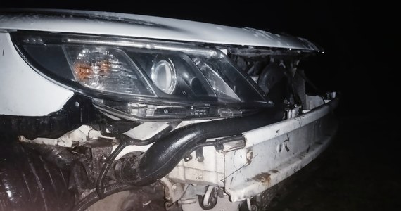 Pięć kolizji na drodze krajowej nr 12 w rejonie Radomia spowodował 26-letni kierowca osobowego saaba. Mężczyzna uderzał w znaki drogowe oraz inne samochody i jechał dalej. 26-latek był trzeźwy.