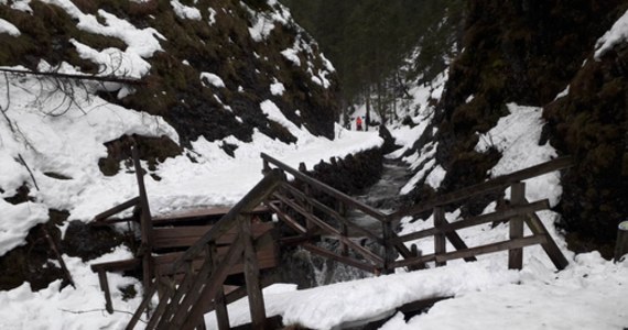 Z powodu uszkodzenia drewnianego mostku na szlaku, Tatrzański Park Narodowy postanowił zamknąć Dolinę Białego w Tatrach. Mostek, po którym chodzili turyści, załamał się prawdopodobnie pod ciężarem mokrego śniegu. Niestety, do czasu jego naprawienia nie ma możliwości bezpiecznego obejścia tego miejsca.