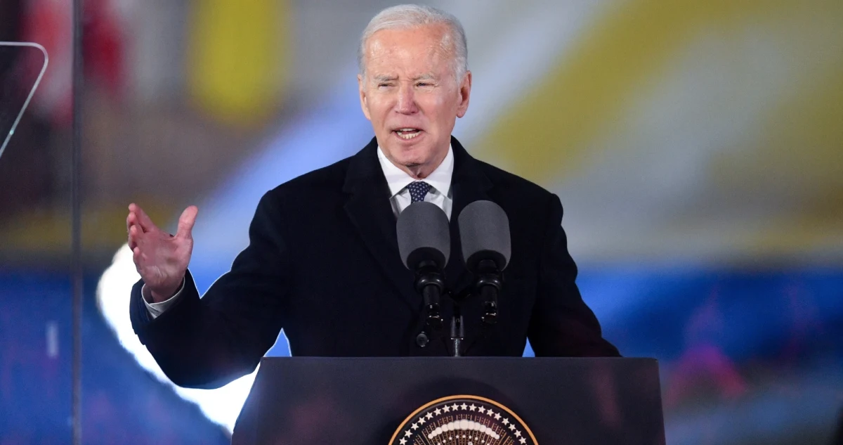 Niech każdy członek NATO wie i niech Rosja też wie, że atak na jednego z członków NATO, to atak przeciwko wszystkim, to jest święta przysięga bronienia każdej piędzi ziemi krajów NATO - powiedział we wtorek w Warszawie prezydent USA Joe Biden.