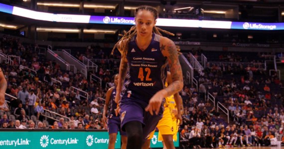 ​Amerykańska koszykarka Brittney Griner, która została zwolniona z rosyjskiej kolonii karnej w grudniu zeszłego roku w ramach wymiany więźniów, podpisała roczny kontrakt na grę w zespole Phoenix Mercury w lidze WNBA - poinformował we wtorek klub.