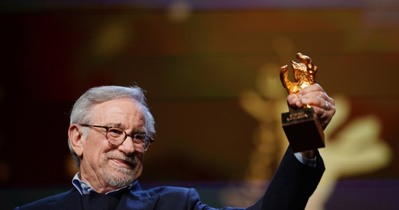 ​Reżyser, scenarzysta, laureat trzech Oscarów Steven Spielberg odebrał we wtorek wieczorem podczas 73. Berlinale Honorowego Złotego Niedźwiedzia za całokształt twórczości. "Za każdym razem, kiedy w mojej głowie pojawia się pomysł na dobry film, odczuwam taką samą ekscytację" - zapewnił.