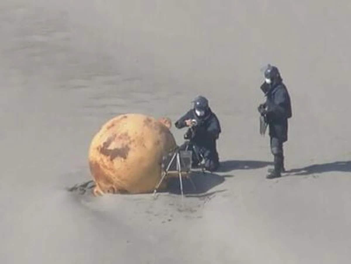 Tajemnicza metalowa kula została znaleziona u wybrzeży Japonii. Nikt nie wie, co to jest.