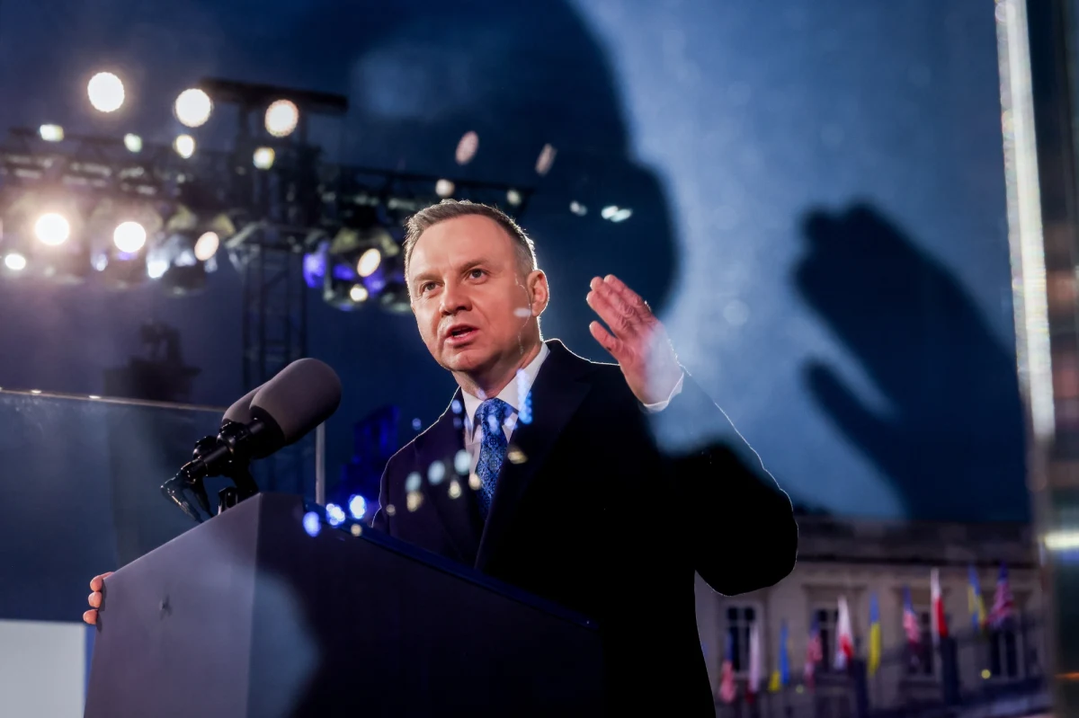 Do szeroko komentowanego zdarzenia doszło przed wczorajszym przemówieniem Joe Bidena w ogrodach Zamku Królewskiego w Warszawie. Prezydent Andrzej Duda i lider Platformy Obywatelskiej Donald Tusk uścisnęli sobie dłonie, a ich wspólne zdjęcie trafiło do mediów społecznościowych i wywołało spore poruszenie internautów. 