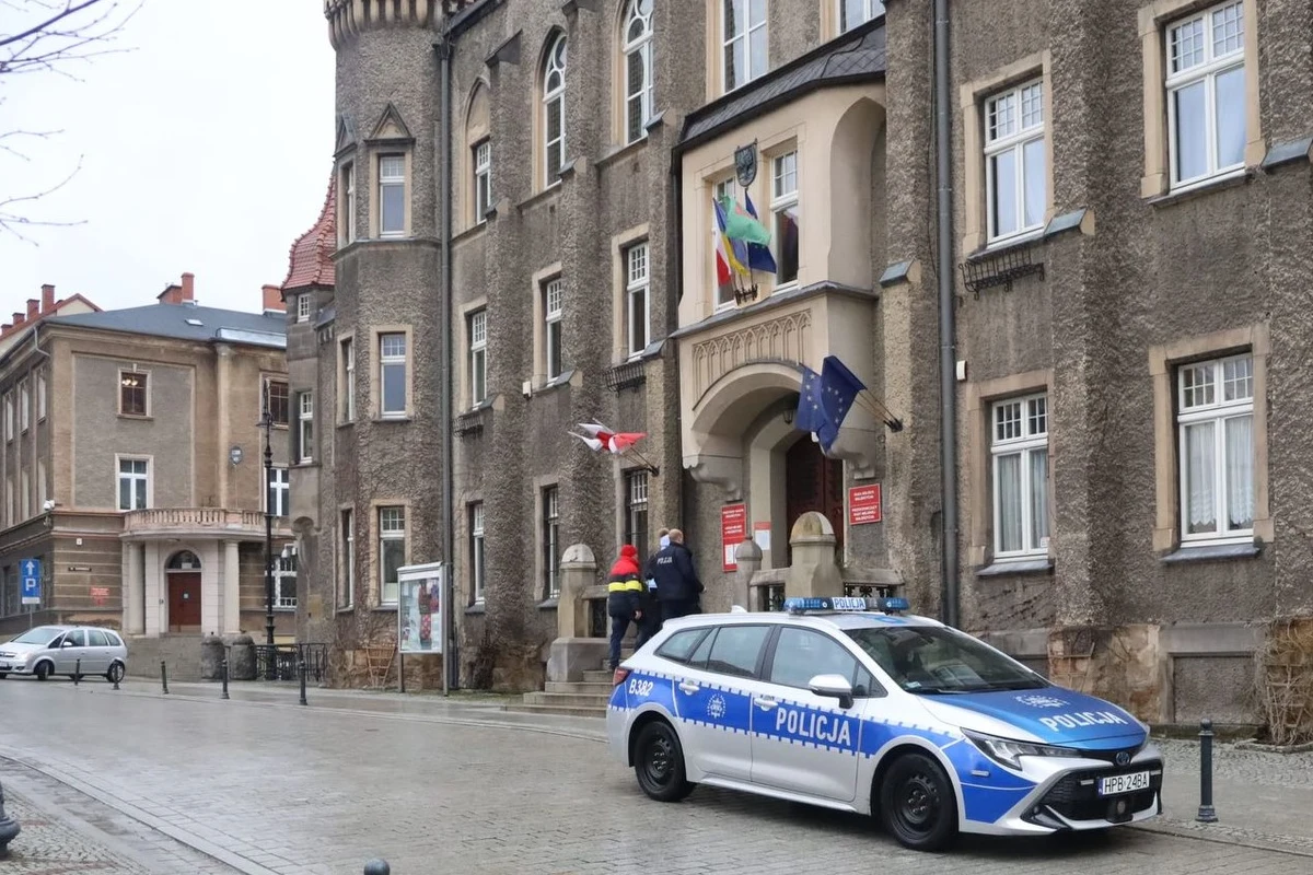 Ograniczenia wprowadzono w związku z ponawianymi od wielu miesięcy groźbami karalnymi kierowanymi pod adresem prezydenta i urzędników. W budynku Ratusza przy Placu Magistrackim 1 każda osoba wchodząca do urzędu jest wypytywana o cel wizyty. Ta musi być wcześniej umówiona. Możliwość swobodnego dostępu do urzędu ograniczono do minimum. 