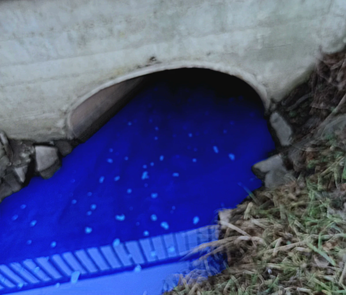 Potok Ruczaj przy skrzyżowaniu ulic Domowej i Skotnickiej w Krakowie zmienił barwę na szafirowy - zaalarmowali nas mieszkańcy. Zawiadomiono policję, straż pożarną i Wojewódzki Inspektorat Ochrony Środowiska. Wstępnie ustalono, że sprawca mył beczki kupione w drukarni. Wg przedstawiciela firmy, beczki nie zostały sprzedane, a "opuściły zakład nielegalnie".