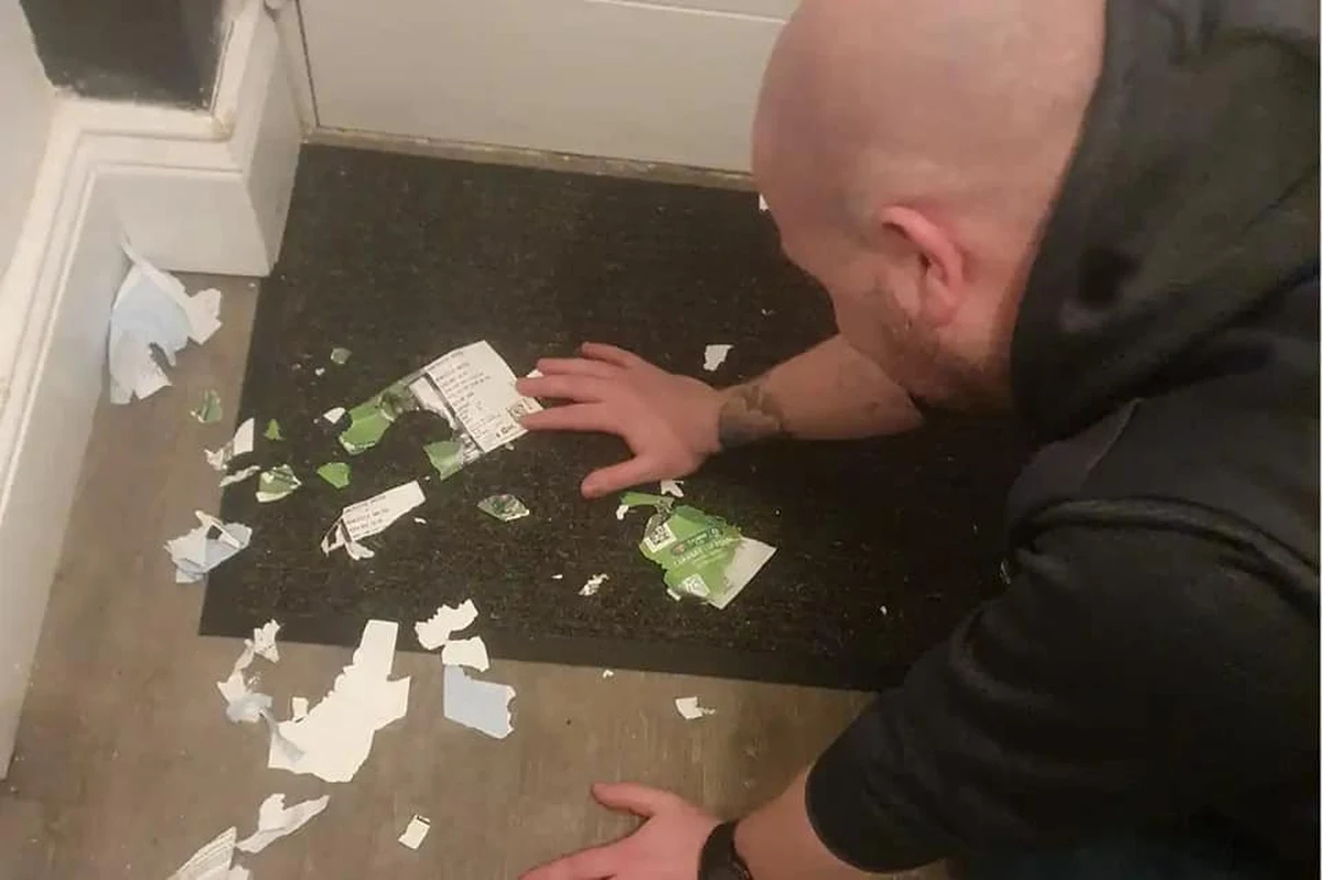 Kibic piłki nożnej Alan Carling kupił bilety na finał pucharu ligi angielskiej. W niedzielę na Wembley zagrają Newscastle i Manchester United. Alan obejrzy jednak mecz w telewizorze. Bilety bowiem „zjadł” mu pies. Rozzłoszczony mężczyzna wystawił więc go na sprzedaż za 5 funtów. Na żarty, oczywiście.