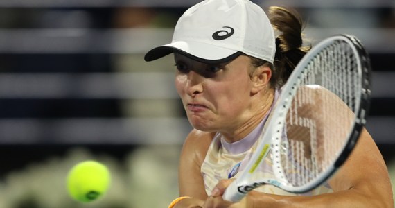 "Chciałabym zobaczyć, jak WTA rozwija się biznesowo, staje się bardziej popularna, zmniejsza różnicę między WTA a ATP pod względem nagród pieniężnych i zainteresowania kibiców" - powiedziała liderka światowego rankingu Iga Świątek podczas turnieju tenisowego WTA w Dubaju.