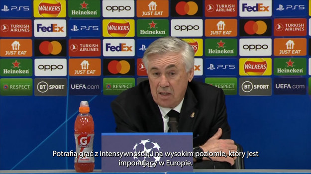 Reakcja  trenera Carlo Ancelottiego po tym, jak jego drużyna Realu Madryt odrobiła straty, pokonując Liverpool 5:2 na Anfield w pierwszym meczu 1/8 finału Ligi Mistrzów UEFA.

Po golach Darwina Nuneza i Mohameda Salaha The Reds zdobyli dwa gole w ciągu 15 minut, Real za sprawą Viniciusa Juniora wyrównał wynik spotkania, trafiając dwukrotnie do bramki rywala.

Dwie minuty po przerwie Eder Militao zdołał umieścić piłkę w siatce, zanim zdobywca Złotej Piłki Karim Benzema, dołożył gola nr 4 i 5 tego meczu dla Królewskich. Francuz wpisał się na listę strzelców dwa razy w ciągu 12 minut.   Real wygrał  5:2. Rewanż na Bernabeu.

Wynik ten oznacza  pierwszy raz Liverpool, kiedy traci co najmniej cztery bramki na Anfield podczas rozgrywek Ligi Mistrzów.