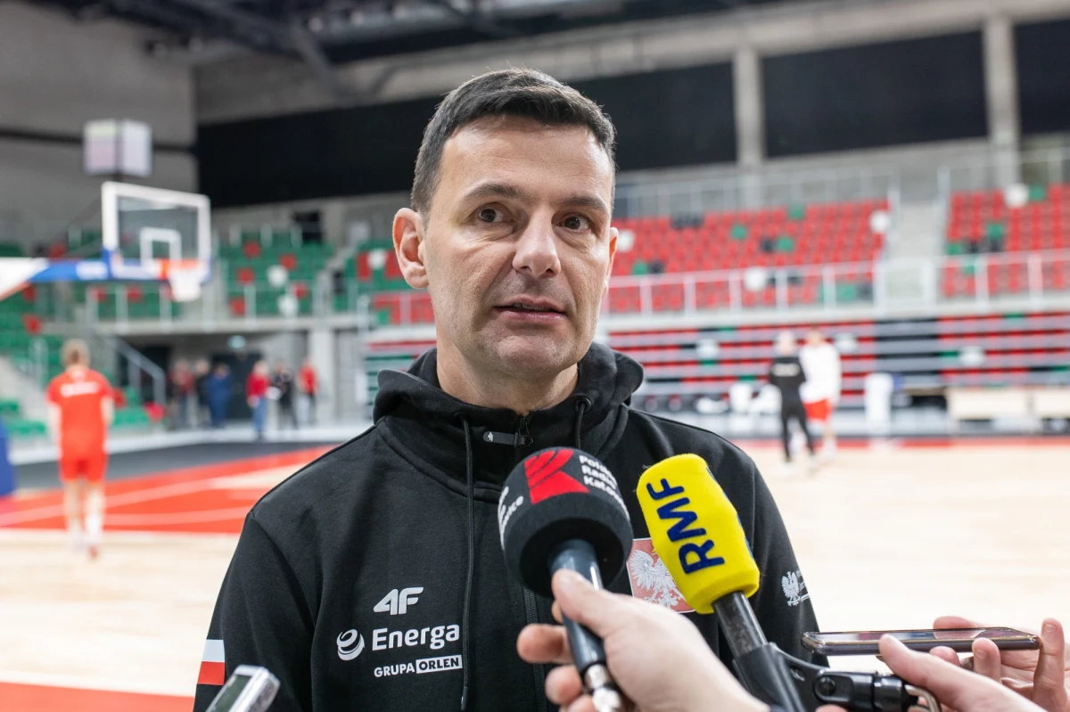 Polscy koszykarze w czwartek w Sosnowcu rozegrają piąty mecz w eliminacjach mistrzostw Europy. Biało-Czerwoni zmierzą się z reprezentacją Austrii. Zespół Igora Milicicia pierwszy mecz z tym rywalem wygrał pewnie 91:55. Jutrzejsze spotkanie w Sosnowcu może być jednak o wiele trudniejsze. Wszystko z powodu problemów kadrowych w naszej reprezentacji. "Jest kilku zawodników, którzy mają objawy choroby. Zobaczmy więc, jak ostatecznie będzie wyglądał nasz skład. To są rzeczy, na które nie mamy wpływu" – zaznacza trener reprezentacji Polski. O czwartkowym meczu z Austrią rozmawiał z nim Wojciech Marczyk z redakcji sportowej RMF FM. 