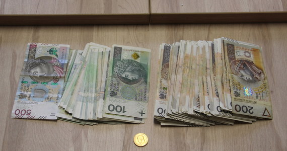 Czterech mężczyzn, podejrzanych o udział w zorganizowanej grupie przestępczej i wyłudzanie pieniędzy od seniorów, zatrzymali policjanci z  Poznania. Przestępcy działali w całej Polsce.

