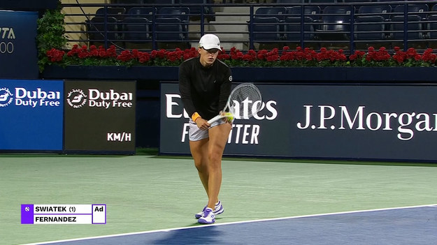  Iga Świątek pokonała Kanadyjkę L. Fernandez  6-1, 6-1 w Dubaju.

Rozstawiona z numerem jeden polska zmierzy się w środę w trzeciej rundzie z Ludmiłą Samsonową.