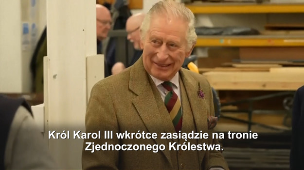 Król Karol III wkrótce zasiądzie na tronie Zjednoczonego Królestwa. Do tego czasu muszą powstać nowe monety, banknoty, a także znaczki pocztowe. Poczta Królewska właśnie pokazała wzór nowego znaczka obiegowo. Przez ostatnie 55 lat obowiązywał wizerunek Elżbiety II stworzony przez Arnolda Machina. Nowy znaczek jest do niego bardzo podobny.