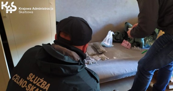 Funkcjonariusze Krajowej Administracji Skarbowej znaleźli w mieszkaniu we Wrocławiu 560 tabletek ecstasy, 152 g suszu roślinnego oraz 13 tys. zł w gotówce. Policja zatrzymała mężczyznę i postawiła mu zarzut posiadania znacznych ilości narkotyków. Grozi mu za to do 10 lat więzienia.