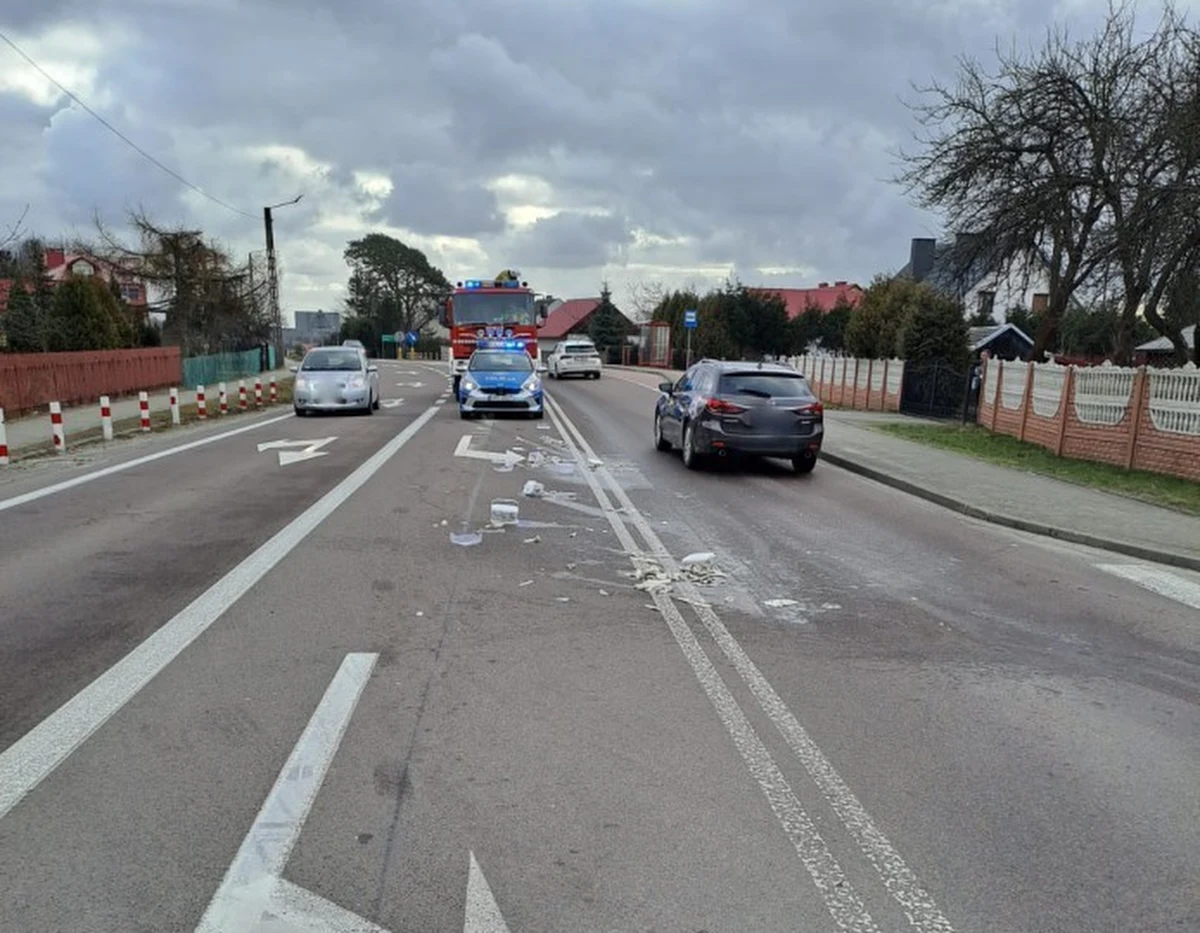 Na drodze woj. nr 875 relacji Kolbuszowa – Mielec (woj. podkarpackie) znaleziono rozrzucone wiaderka, z których wysypały się śledzie, tworząc tłuste plamy zagrażające bezpieczeństwu na drodze. Przeszkodę usunęli strażacy. Policja ustala właściciela towaru.