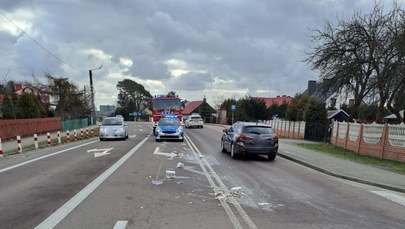 Wiadra ze śledziami rozsypały się na jezdni. Policja poszukuje właściciela