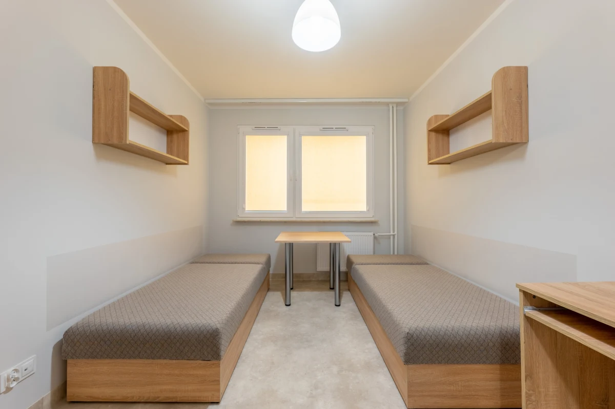 Odnowione pokoje, łazienki, korytarze i dach. Dom studencki "Amicus", w którym mieszkają studenci Zachodniopomorskiego Uniwersytetu Technologicznego przeszedł remont. Budynek pochodzi z lat 70. ubiegłego wieku, nowy standard ma ucieszyć studentów.