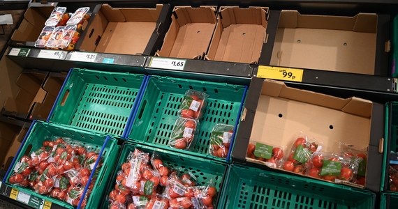 Niektóre brytyjskie supermarkety zaczęły racjonować warzywa. Sprzedawcy skarżą się na opóźnienia w zaopatrzeniu. 