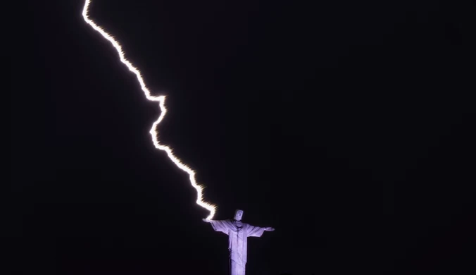Piorun uderzył w pomnik Chrystusa w Rio. Zachwycające zdjęcia