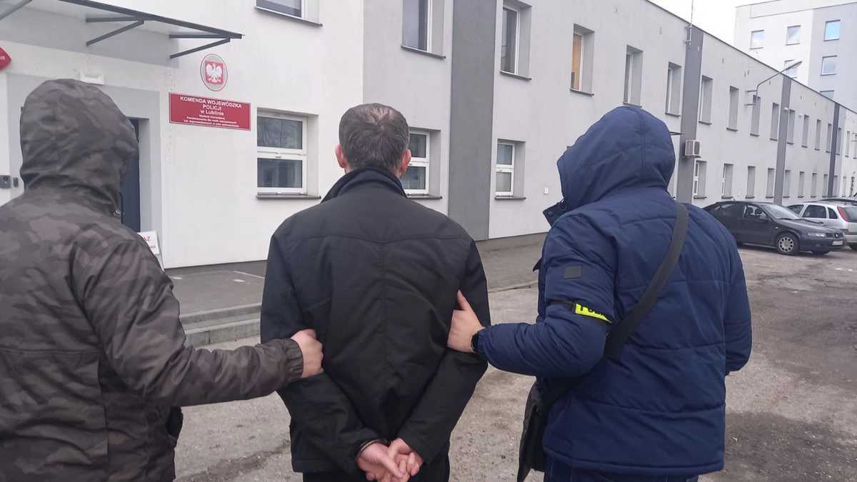 7,5 mln złotych wyłudził 45-letni mieszkaniec powiatu lubelskiego. Mężczyzna, prowadząc firmę zajmującą się pośrednictwem w obrocie artykułami spożywczymi, wystawiał fałszywe faktury i brał udział w praniu pieniędzy. 45-latek został tymczasowo aresztowany na 3 miesiące.