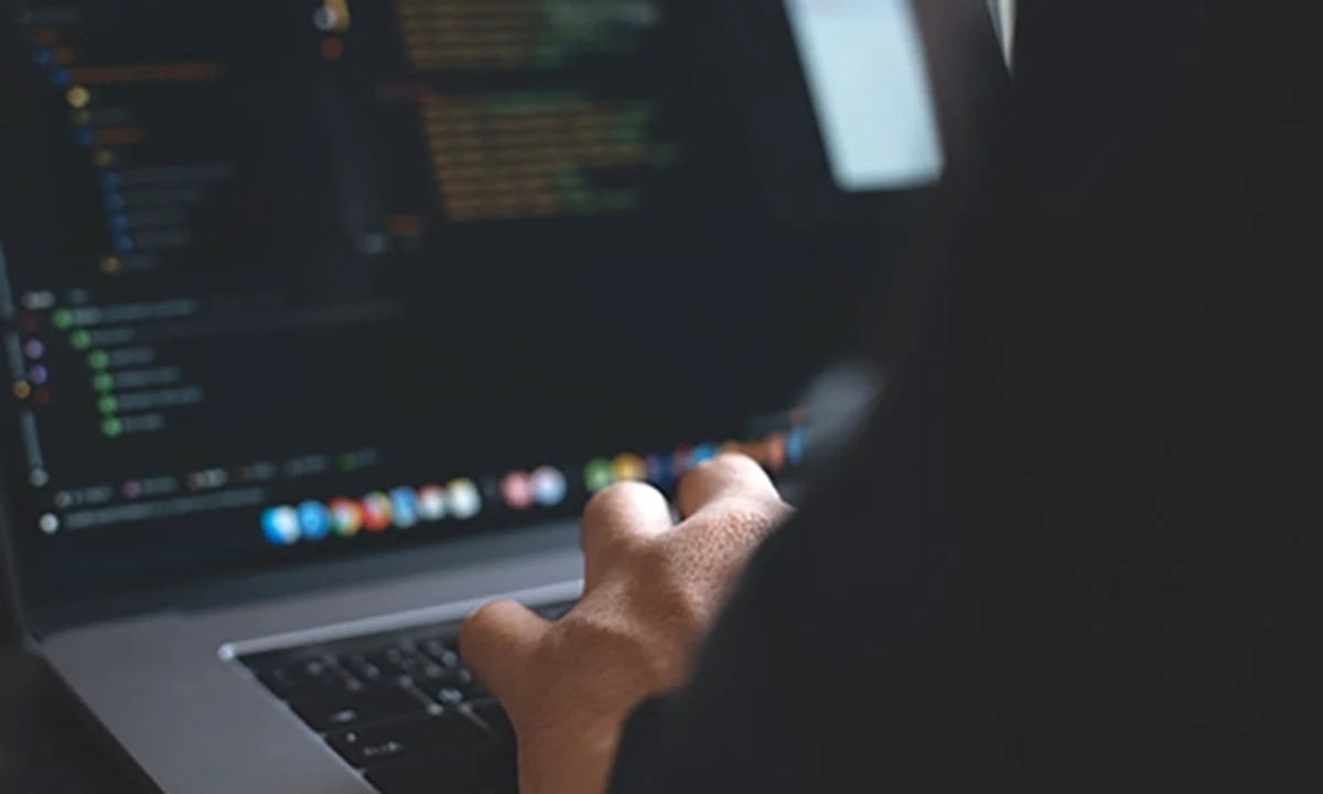 Mieszkanka powiatu nowotarskiego odebrała telefon z informacją o konieczności zapłacenia podatku od zgromadzonych na koncie kryptowalut. Kobieta nigdy nie posiadała bitcoinów, uwierzyła jednak oszustowi i zainstalowała oprogramowanie umożliwiające zdalną obsługę pulpitu jej komputera. W ten sposób straciła ponad 120 tysięcy złotych. 