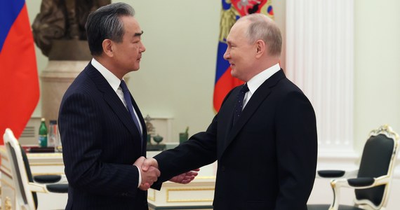 ​Prezydent Rosji Władimir Putin spotkał się na Kremlu z dyrektorem biura Komunistycznej Partii Chin do spraw zagranicznych Wangiem Yi. W trakcie rozmów rosyjski przywódca zapowiedział, że jego kraj czeka na prezydenta Chin Xi Jinpinga, który ma w najbliższych miesiącach odwiedzić Rosję.