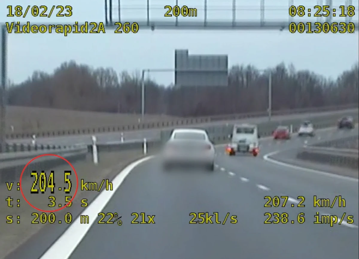 Z prędkością 204 km/h jechał 28-letni kierowca osobowego bmw trasą ekspresową S5, na której dopuszczalna prędkość wynosi 120 km/h. 28-latek został ukarany przez policję mandatem i punktami karnymi.