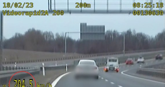 Z prędkością 204 km/h jechał 28-letni kierowca osobowego bmw trasą ekspresową S5, na której dopuszczalna prędkość wynosi 120 km/h. 28-latek został ukarany przez policję mandatem i punktami karnymi.