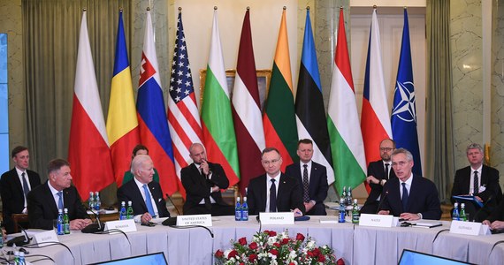 "Jesteśmy coraz bardziej solidarni i zjednoczeni, jesteśmy zobowiązani do wzajemnej i zbiorowej obrony z myślą zresztą nie tylko o Ukrainie, ale i o demokracji i pokoju na całym świecie" - powiedział prezydent USA Joe Biden na szczycie Bukareszteńskiej Dziewiątki, czyli państw wschodniej flanki NATO. Prezydencki minister Marcin Przydacz przekazał, że Bukareszteńska Dziewiątka przyjęła deklarację po środowym szczycie; państwa wschodniej flanki NATO zgodziły się, że będą się wspierać w razie jakiegokolwiek zagrożenia, potępiły rosyjską agresję na Ukrainę i opowiedziały się za wzmacnianiem obecności Sojuszu w regionie.