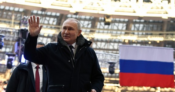 3,5 minuty trwało wystąpienia prezydenta Rosji Władimira Putina podczas widowiska urządzonego w środę na moskiewskim stadionie Łużniki. W zgromadzeniu uczestniczyły tysiące zwolenników podjętej rok temu napaści Federacji Rosyjskiej na Ukrainę.