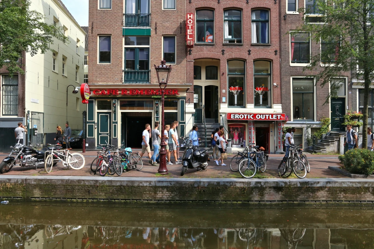 Holenderski sąd nakazał wypłacenie odszkodowania mężczyźnie, który został zwolniony, bo w godzinach pracy zażywał narkotyki i korzystał z usług prostytutek. 